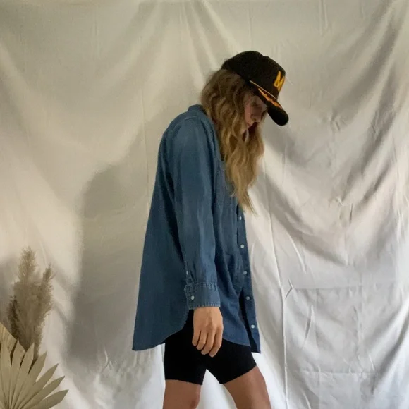 ~ SOLD on Instagram @moorehauscollections ~ Levi boyfriend fit denim button down - Picture 6 of 6